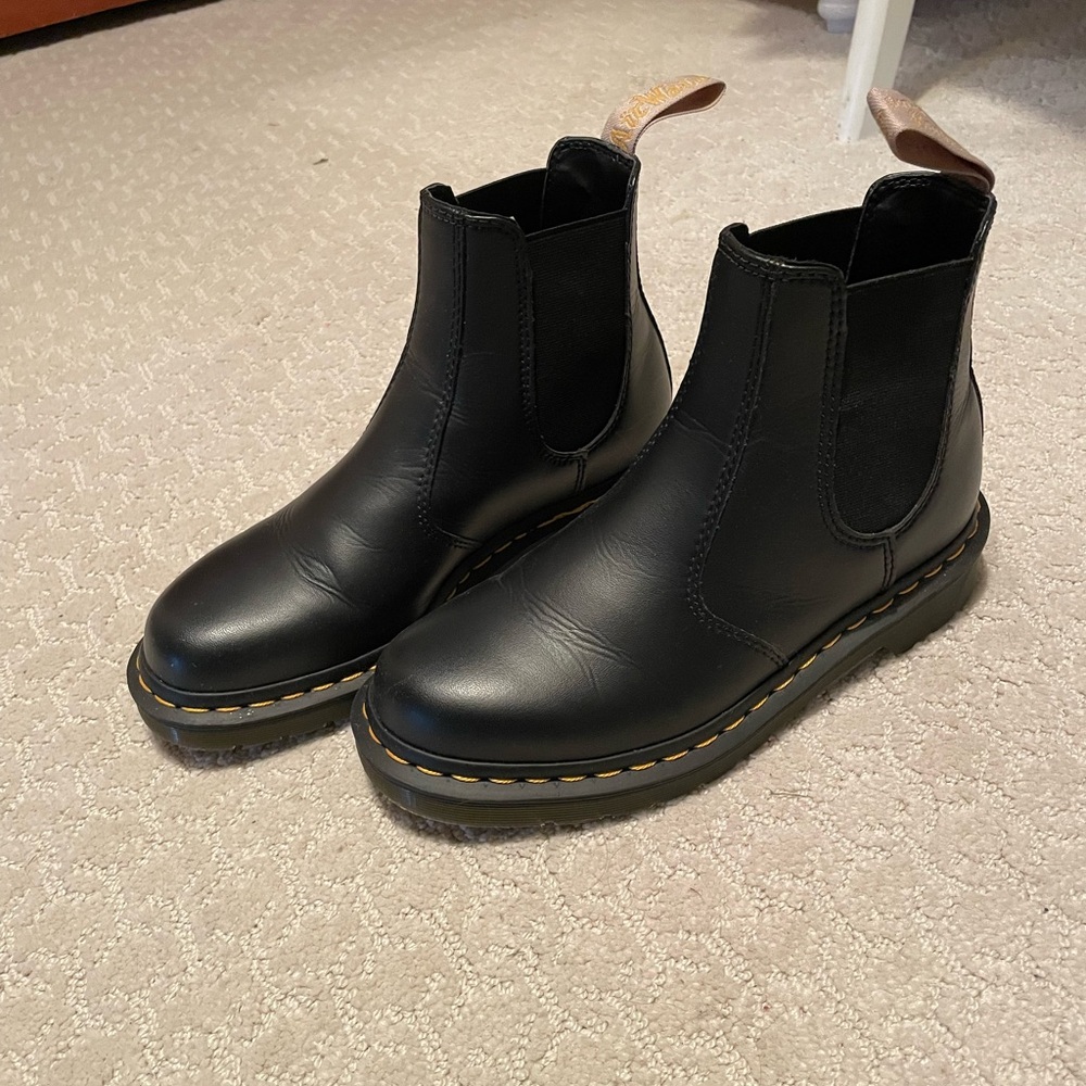 Black Dr. Martens Chelsea boots 🤍 | Size 7